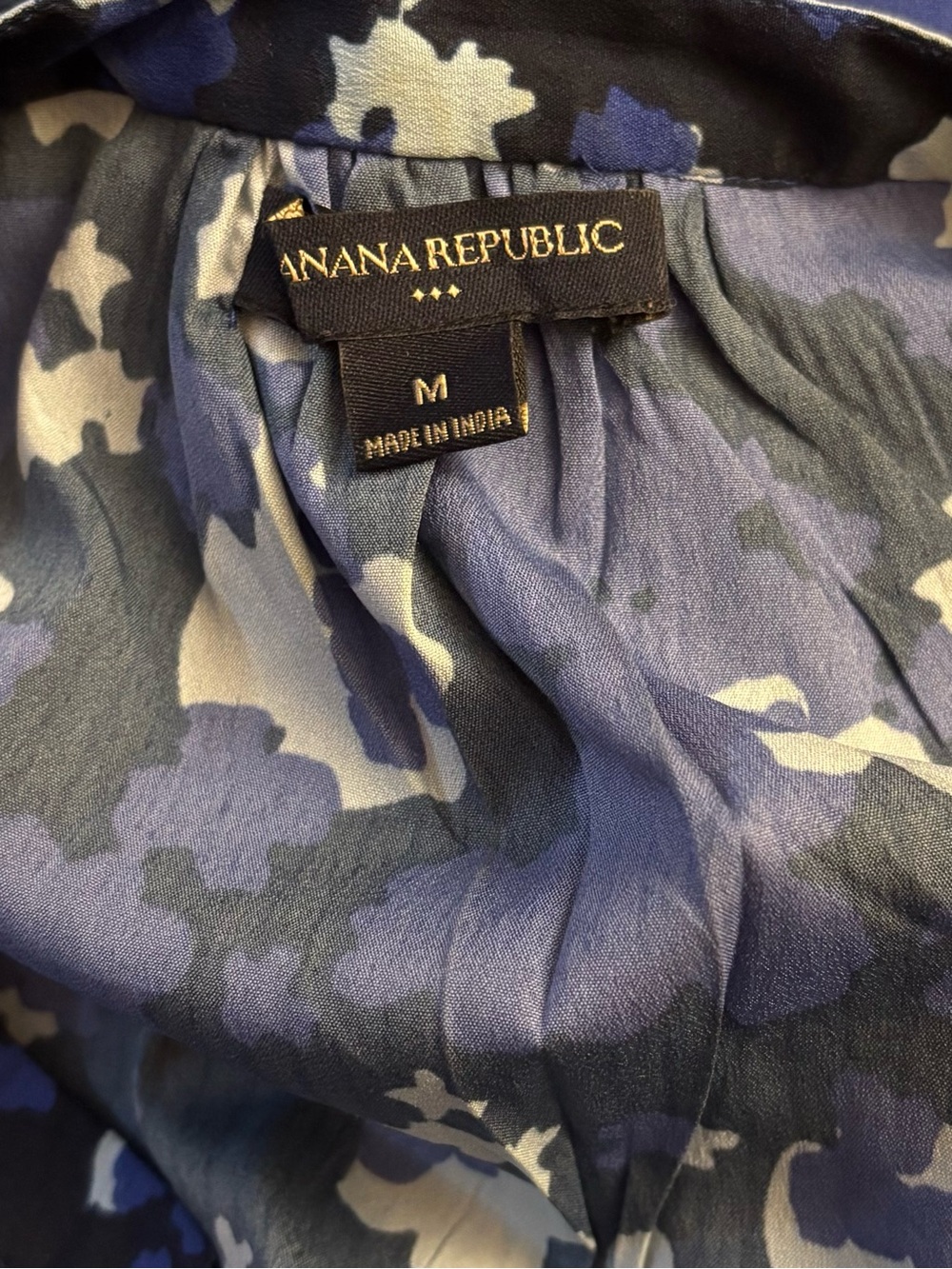 Banana Republic Blue Abstract Camo Pleated Split Neck Blouse EUC Medium - Picture 4 of 5